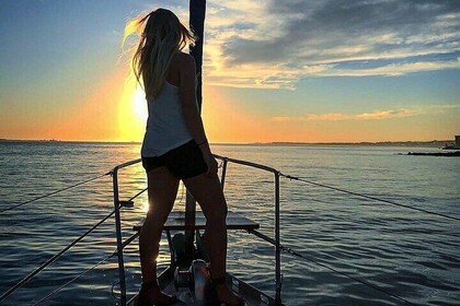Excursion Bateaux à voile de 2 heures au coucher du soleil avec vin à Lisbo...