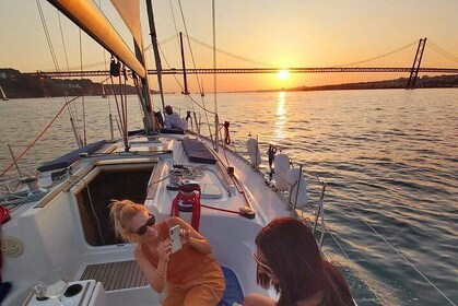 Lisbonne Coucher de soleil Voile avec vin portugais et histoire
