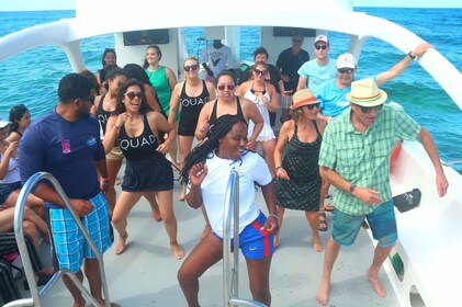 Barco de fiesta privado con snorkel, tobogán acuático, barra libre y barbac...