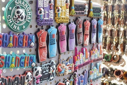 Private Shanghai Shopping and City Highlight Sightseeing Combo Tour with Lu...