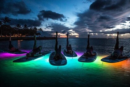 Nacht-SUP-Yoga in Honolulu, Hawaii