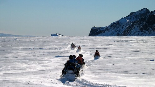 Tour am Goldenen Kreis im Superjeep und Schneemobil