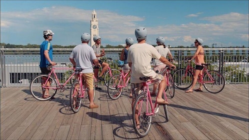 Tour No Turístico en Bicicleta Rosa por Spade & Palacio