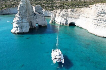 Det bedste fra Milos og Poliegos Catamaran snorkelkrydstogt med BBQ