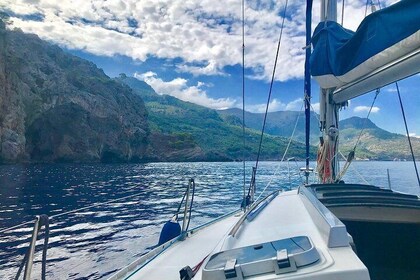 Halvdags segelbåtsutflykt längs kusten med solnedgång