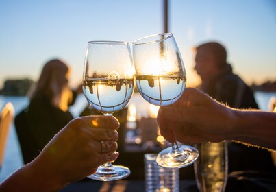 Montréal: 3 or 5-Course Dinner Cruise with DJ & Dancing