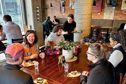 Kelowna: N. 1 Tour gastronomico a piedi con 7 degustazioni e 4 bevande