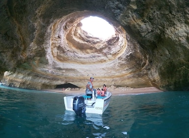 Carvoeirosta: Caroaro: Benagilin luolat ja Praia da Marinha -veneretki