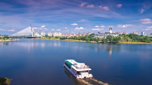 Demi-journée privée à Putrajaya excursion avec croisière sur le lac