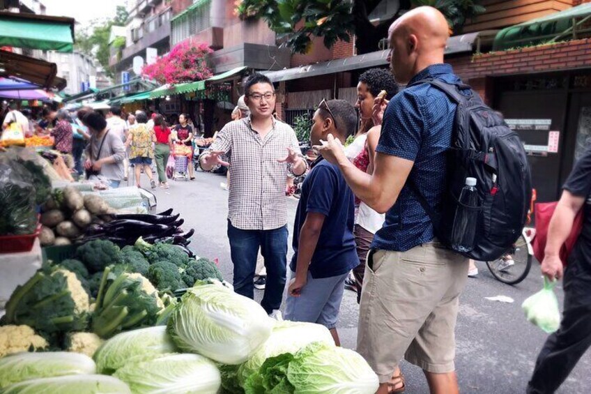Traditional Market Tour in Dongmen