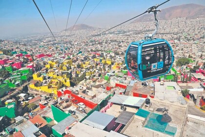 Recorrido privado en autobús y teleférico por los contrastes de los barrios...