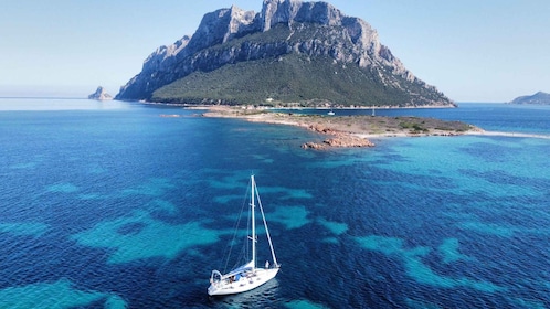 Desde San Teodoro: tour en velero