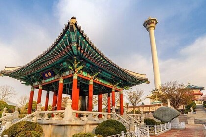 Busan: Jagalchi Market & Gamcheon Village Walking Tour With Guide