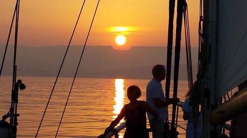 Estepona: Crucero en Velero al Atardecer con Bebida