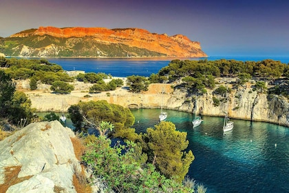 Calanques Of Cassis, Desa dan Mencicipi Anggur