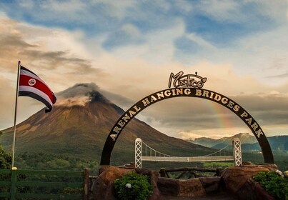 La Fortuna: tour por el volcán Arenal, puentes colgantes y cascada