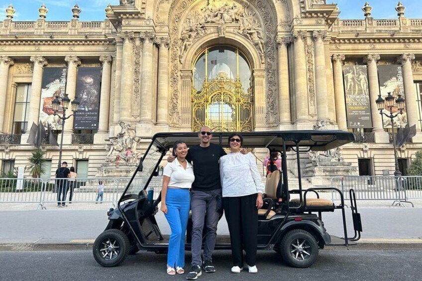 "Capture unforgettable moments at Paris' most beautiful spots. Enjoy a private golf cart tour with our friendly guides, taking you up close to Paris' hidden gems and stunning landmarks.