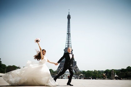 Romantic Eiffel Tower Couple Photoshoot