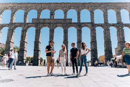 Fra Madrid: 3 byer på 1 dag - Segovia, Ávila & Toledo guidet tur