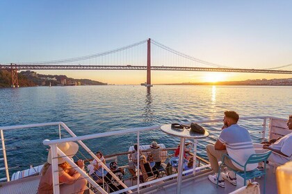 Croisière au coucher du soleil à Lisbonne avec vin et collations