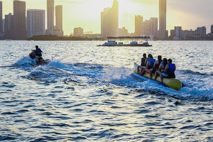 Pengalaman Air Terbaik: Tur Perahu dengan Jetski, Tubing, dan Bar Terbuka