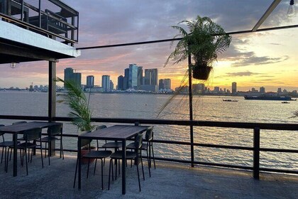 Croisière au coucher du soleil : la meilleure vue sur un bateau à 3 étages ...