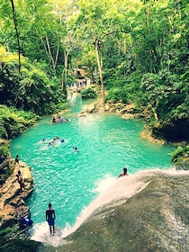 Blue Hole & Dunn's River Falls Kombi-Tour mit Mittagessen