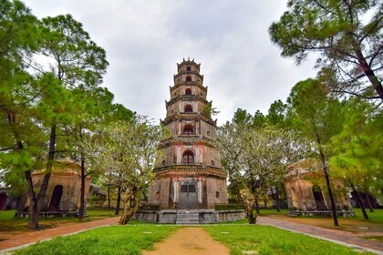 Liittyminen Huen linnoitukseen - Thien Mu Pagoda ja Kuninkaallinen hauta Da...