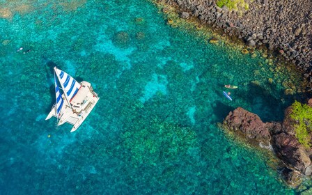 Tarde de Vela y Snorkel Monumento al Capitán Cook en la Bahía de Kealakekua